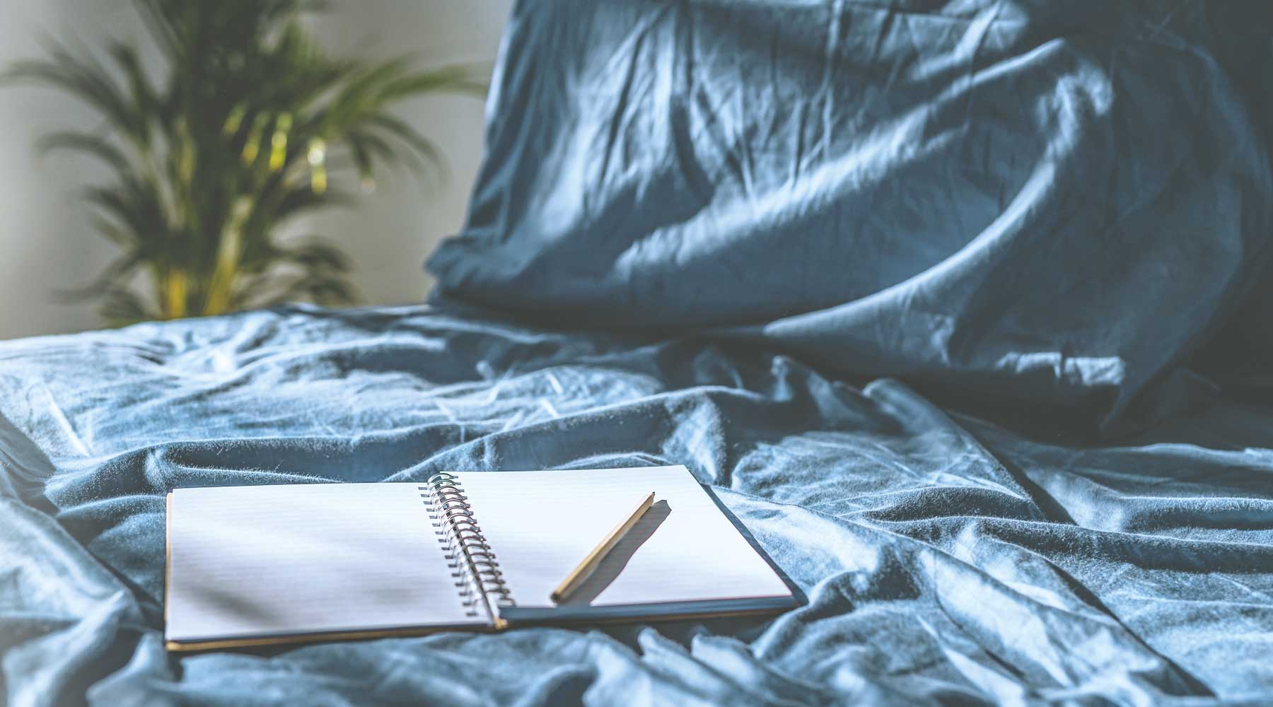 Schlaftagebuch auf dem Bett